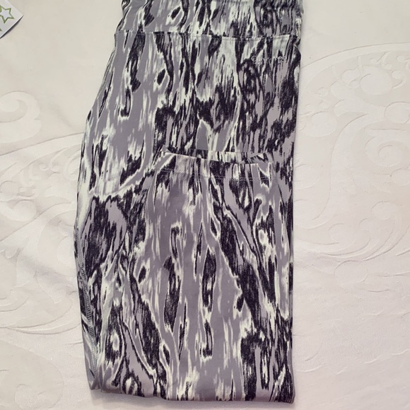 EUC Calvin Klein size large, multicolor, workout capris - Picture 4 of 4